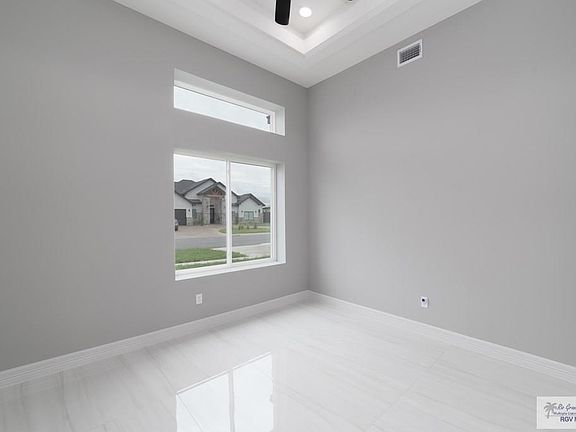 4th image of 6267 Queens Woods
