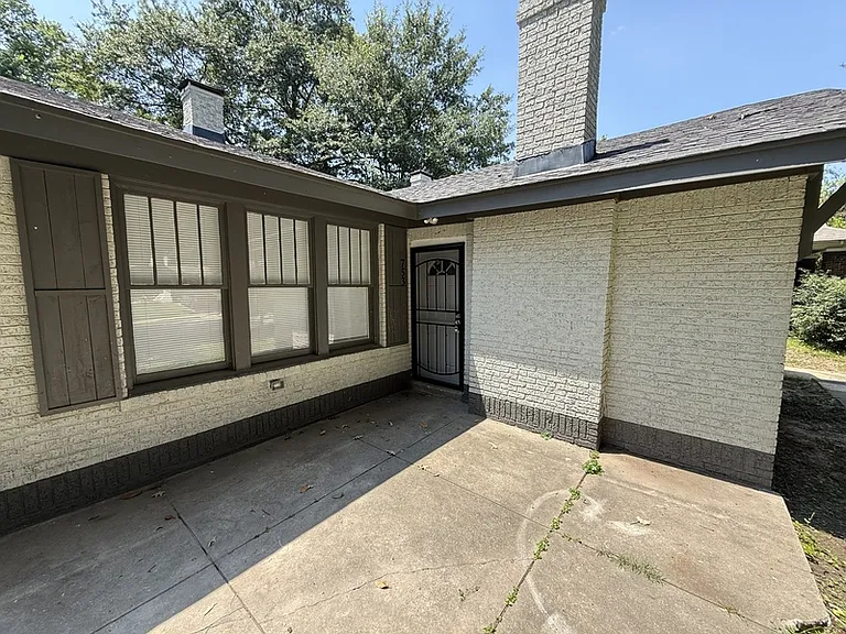 753 N Evergreen St — Photo 2