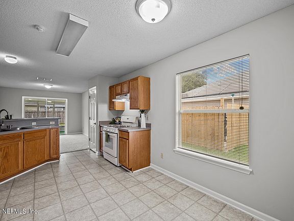 4th image of 2134 Willesdon Dr W