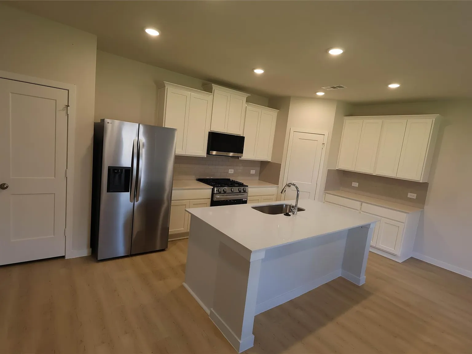 4 bed, 2.5 bath, 1897 sqft, $2,200 — Photo 3