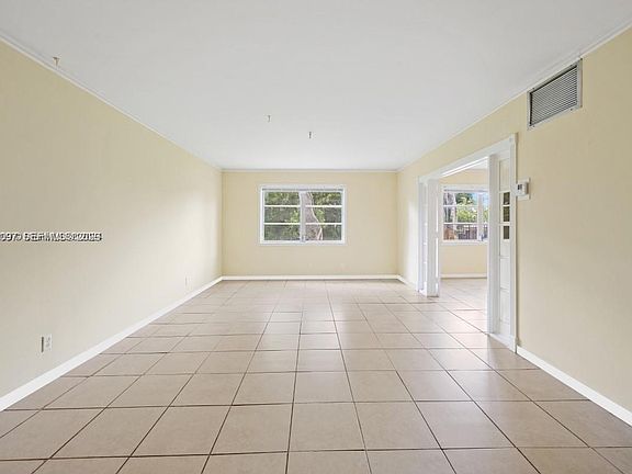 5th image of 124 NE 19th Ct APT 114B