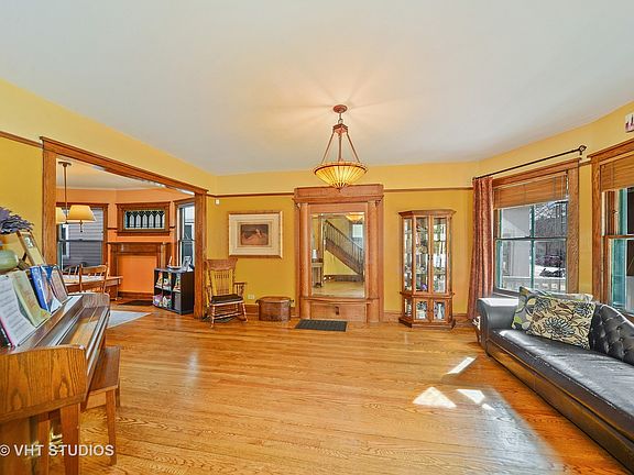 4th image of 2030 W Touhy Ave
