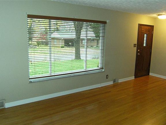 4th image of 224 E Elmwood Dr