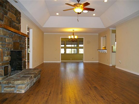 3rd image of 10 Lunsford Ln