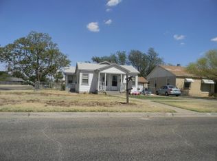1214 Oakland St, Plainview, TX 79072