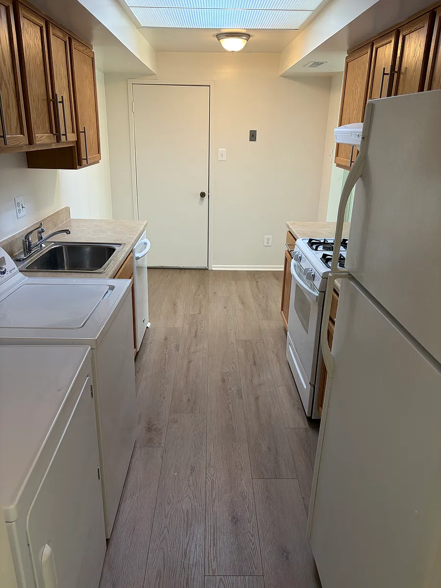 Building Photo - 10251 Prince Pl #106