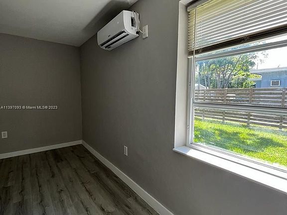 2nd image of 1003 SW 4th Ave #2