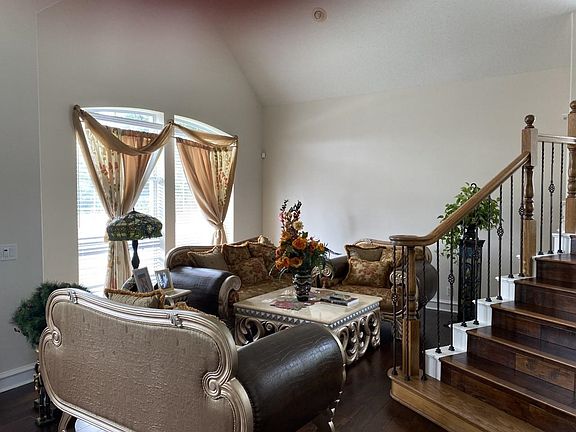 3rd image of 1905 Briar Oak Dr