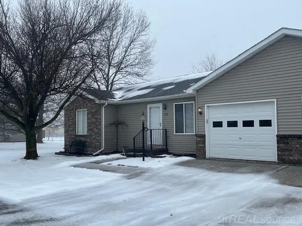 730 Channel Dr, Marine City, MI 48039