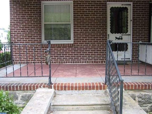 5th image of 447 Hermitage St