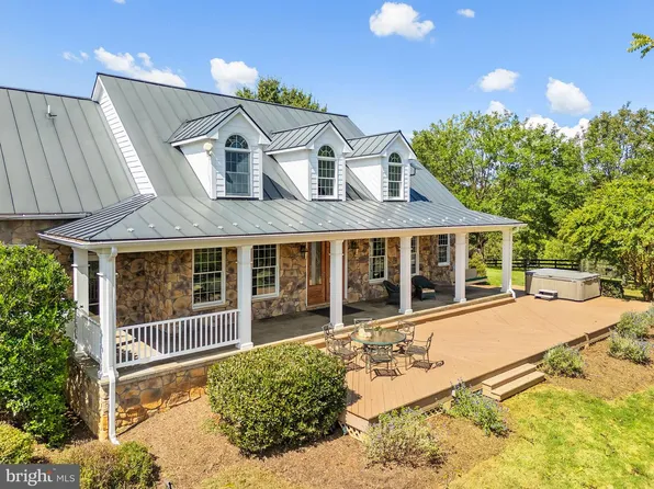 6951 Hilltop Ln, Marshall, VA 20115