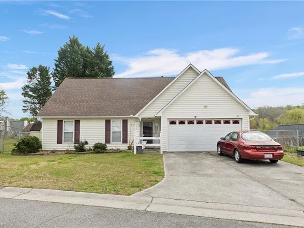 2080 Saponi Village Ct, Winston Salem, NC 27127