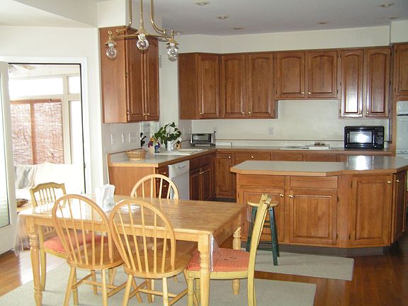 4th image of 1672 Grandview Dr