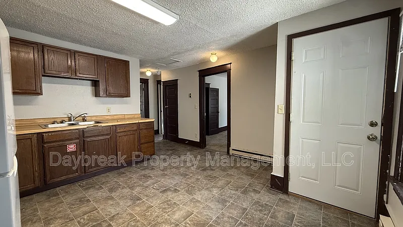 3 bed, 1.0 bath, $1,095 — Photo 3