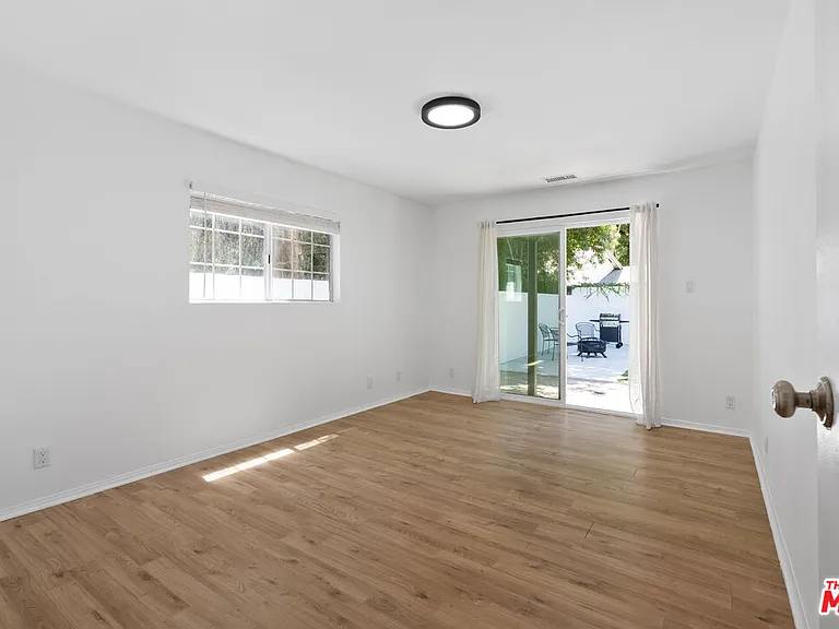 5541 Fallbrook Ave — Photo 14