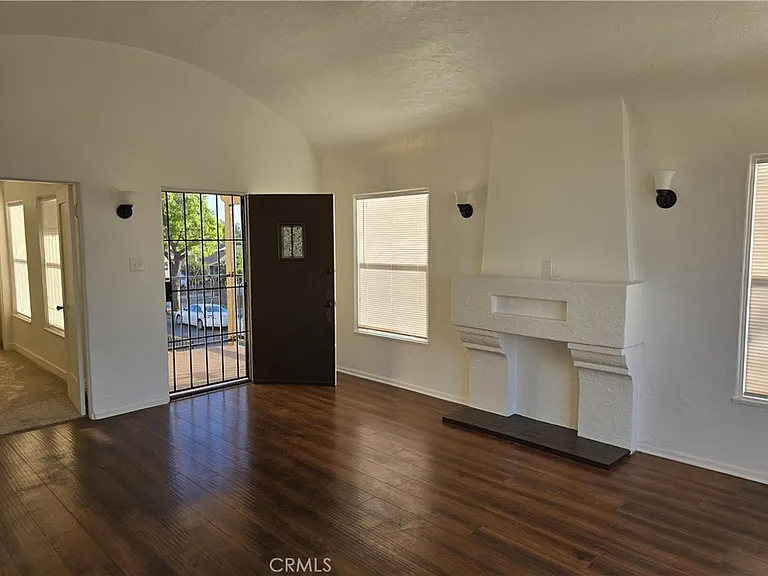 5740 California Ave — Photo 6