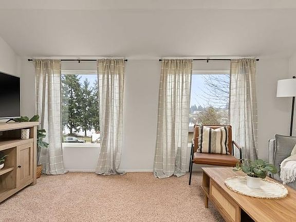 3rd image of 3136 Villa Ct SE APT 4