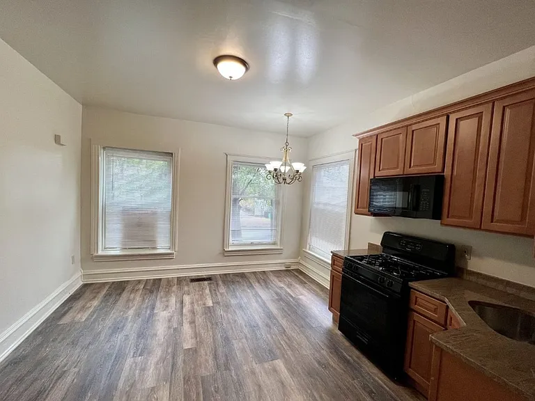 831 W Walnut St — Photo 3
