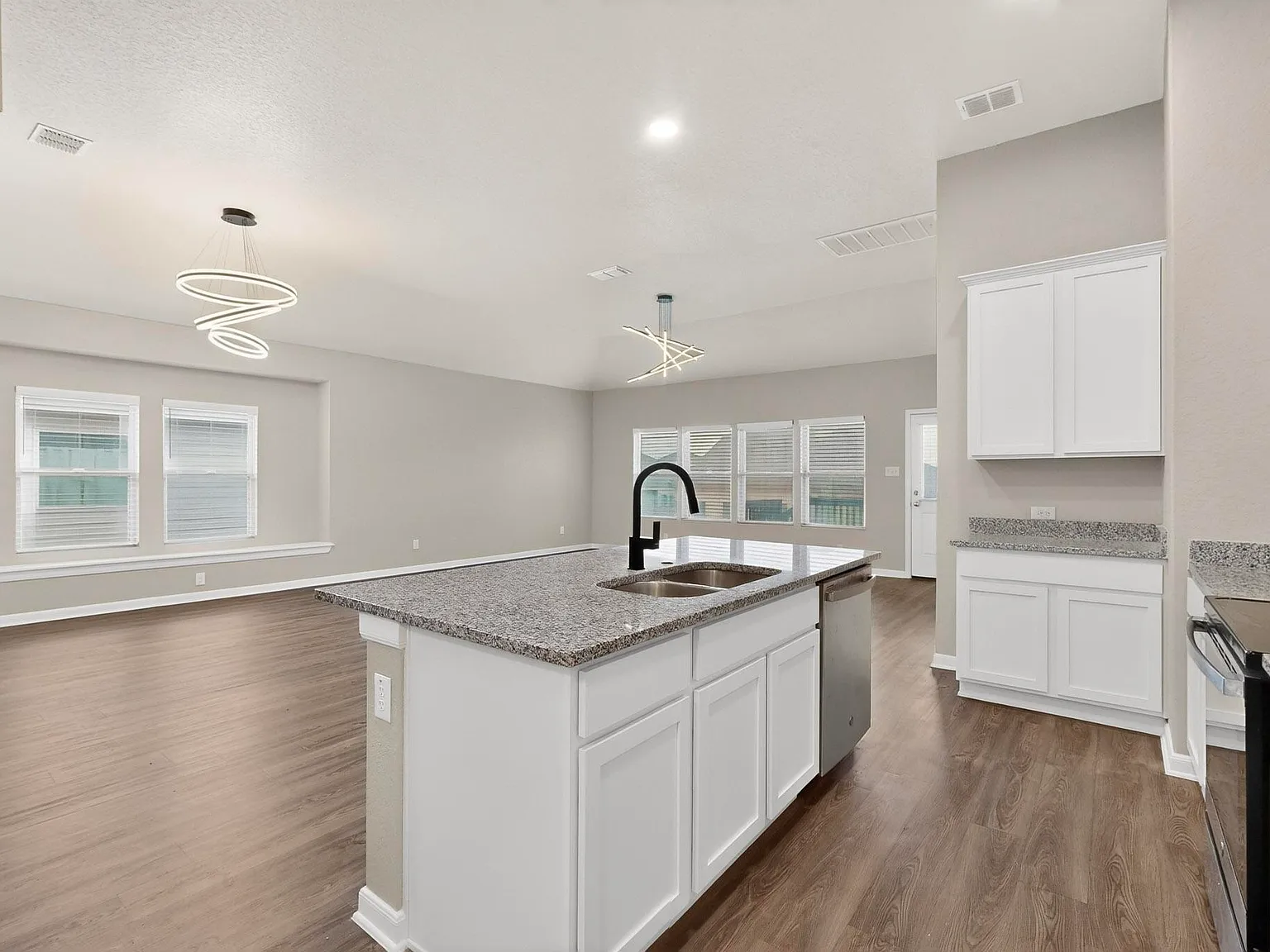 4 bed, 2628 sqft, $2,195 — Photo 4