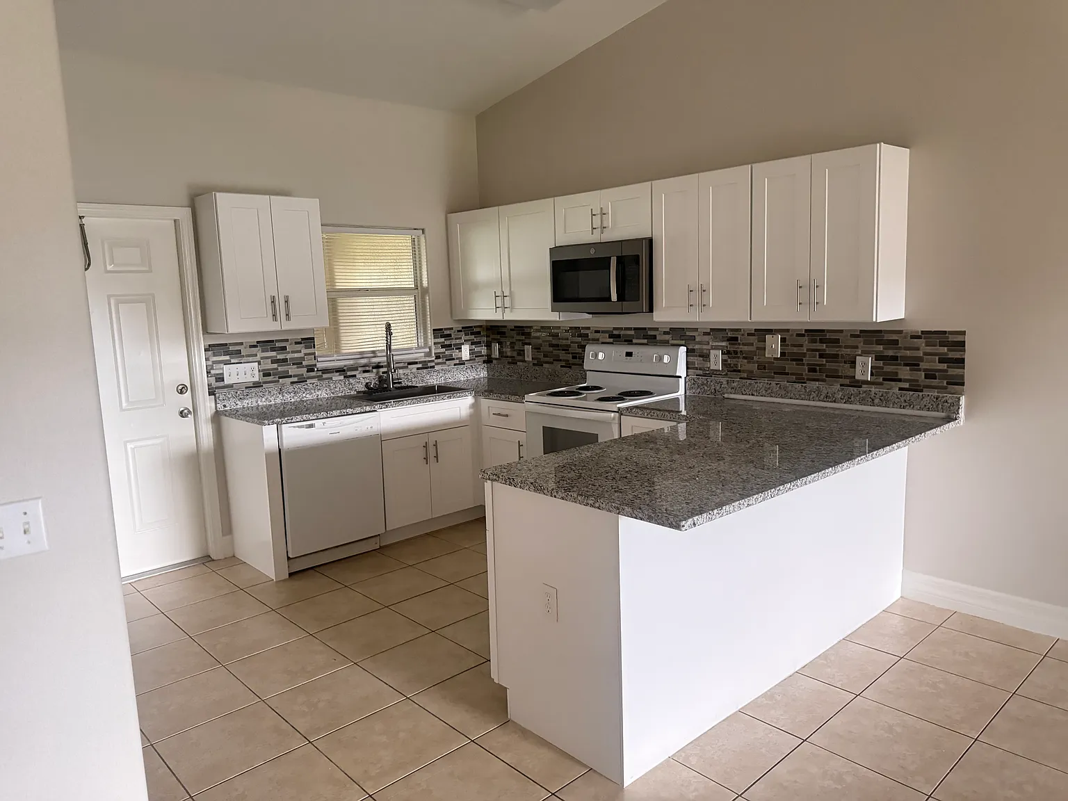 2 bed, 2378 sqft, $1,600 — Photo 3