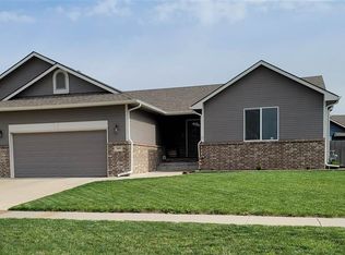 405 Meadowbrook Dr, Newton, KS 67114