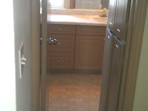 2 spacious barhrooms
