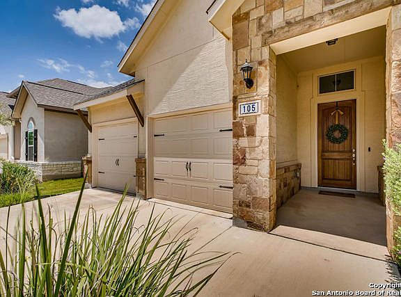 3rd image of 105 Escondido