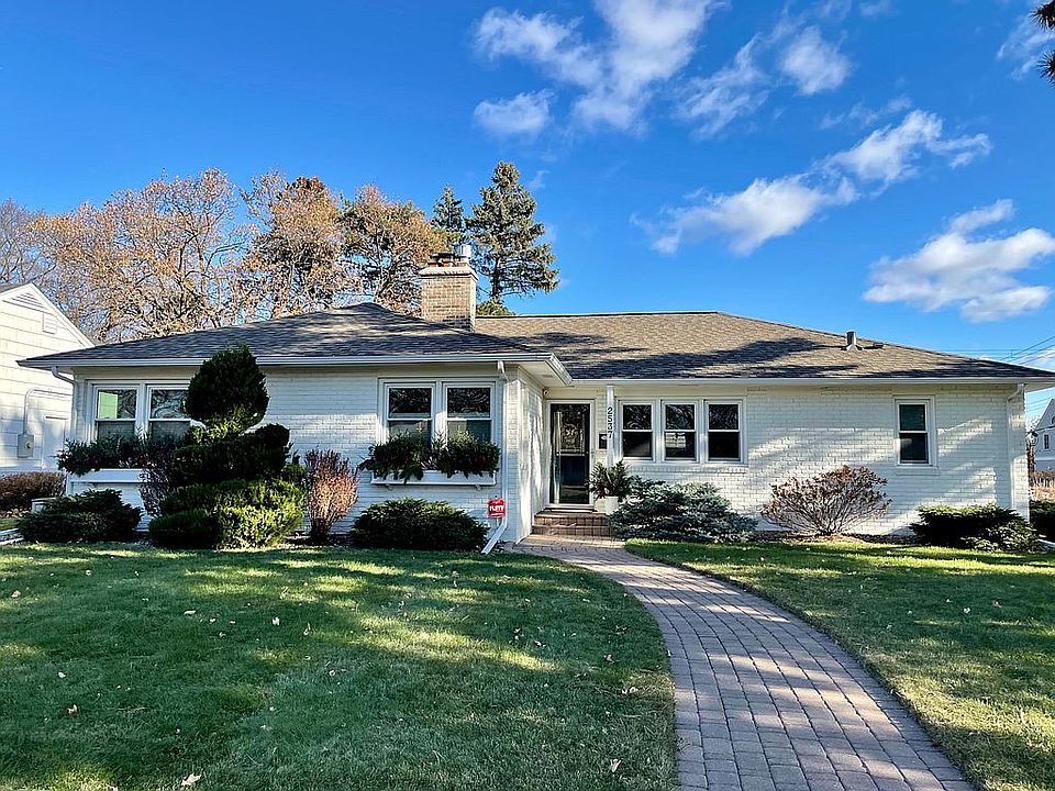 Front. Facing Inglewood.