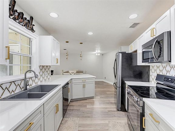 2nd image of 1846 DEL ROBLES DRIVE