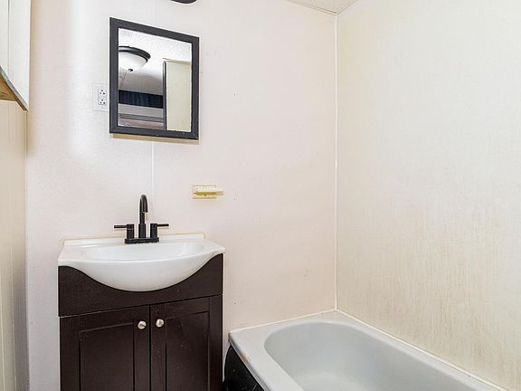 4th image of 418 11th St APT 2