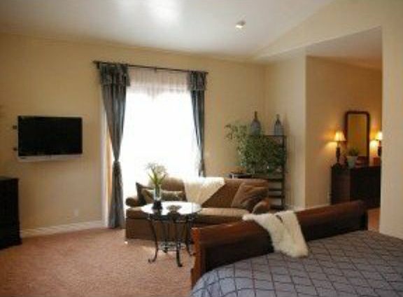 4th image of 946 Terra Bella Ave