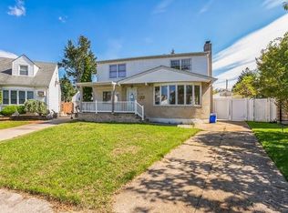 14 Milburn Ct, Valley Stream, NY 11580