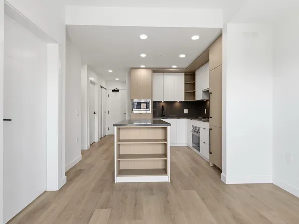 2268 Broadway E #404, Vancouver, BC V6K 0B2