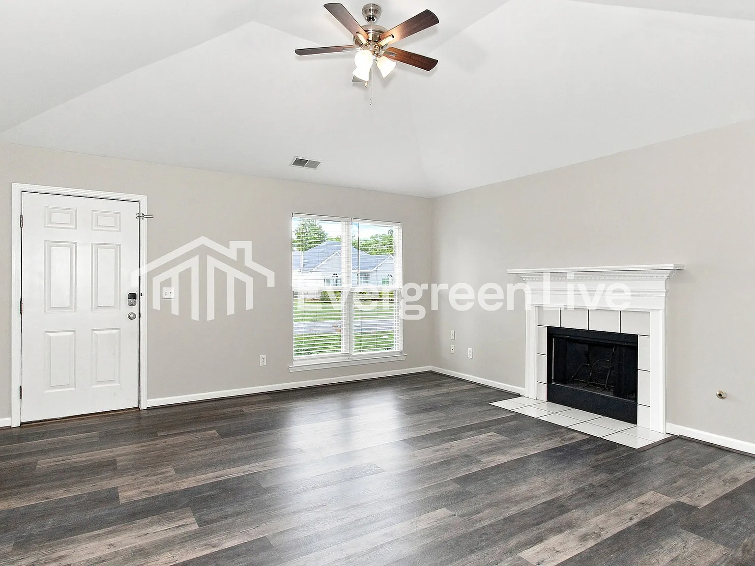 3 bed, 2.0 bath, 1302 sqft, $1,695 — Photo 2