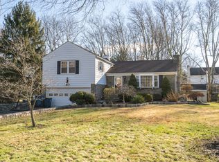 1046 Sunset Dr, Blue Bell, PA 19422