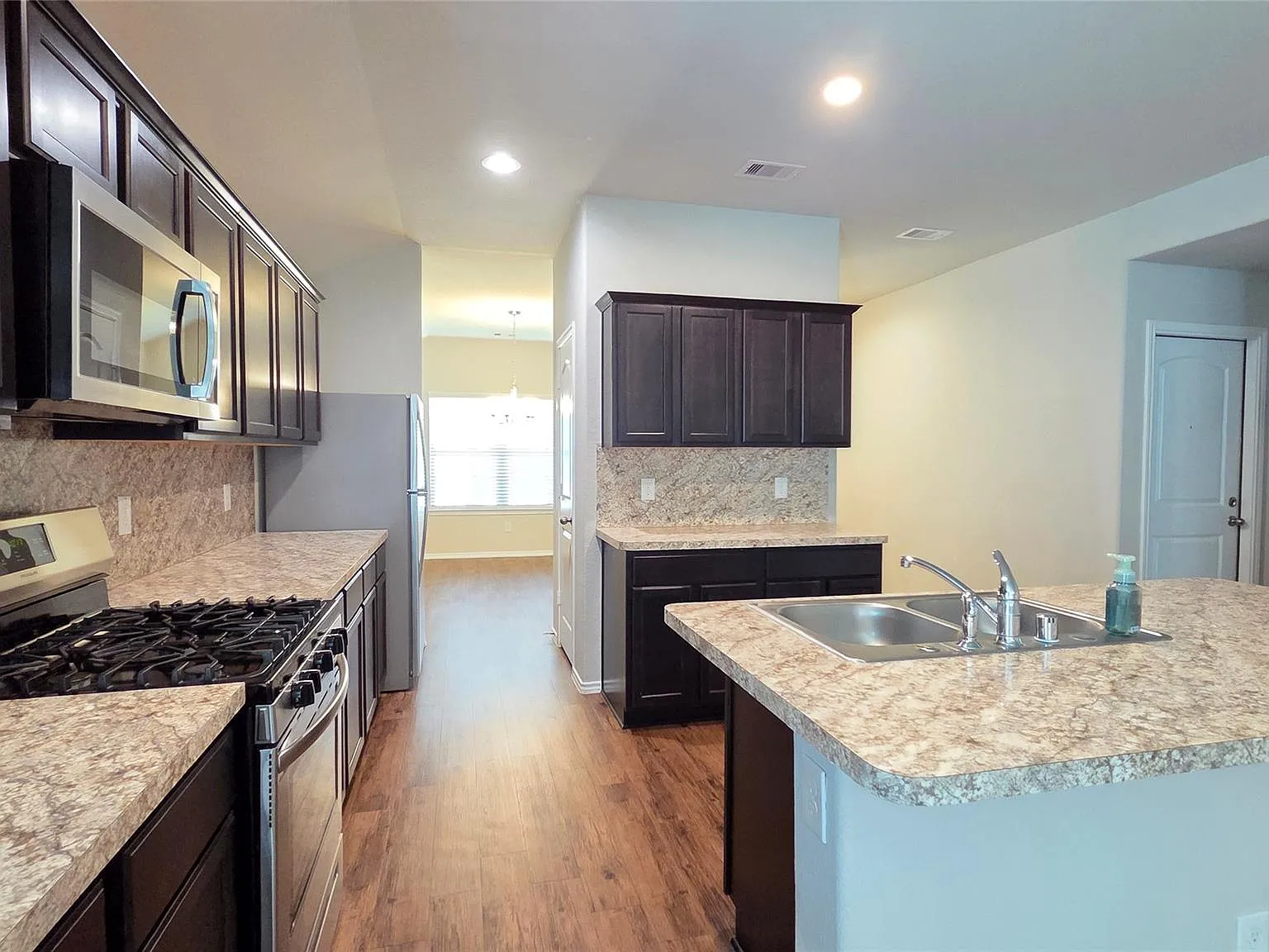 3 bed, 2.0 bath, 1516 sqft, $1,900 — Photo 4