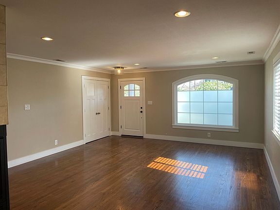 3rd image of 2051 Coastland Ave