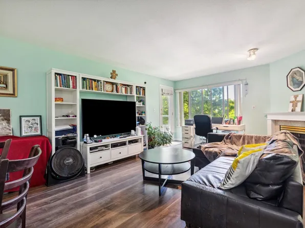 7368 Royal Oak Ave #309, Burnaby, BC V5J 4J6