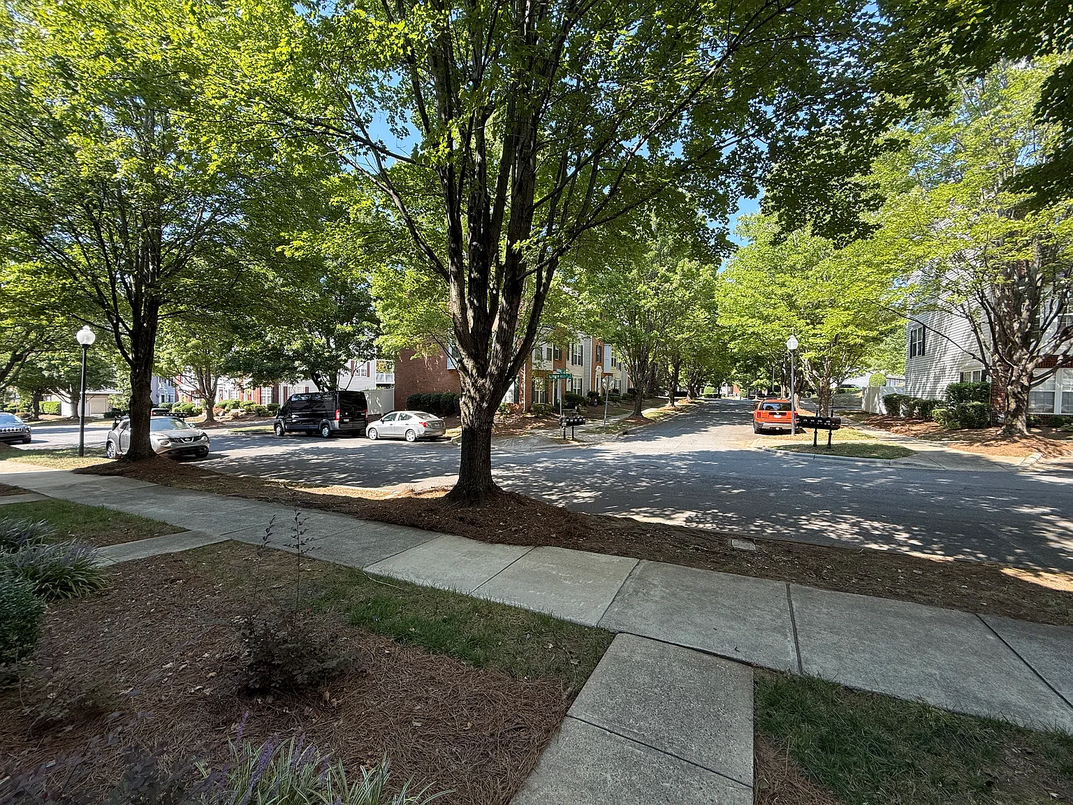 2 bed, 2.5 bath, 1920 sqft, $2,050 — Photo 4