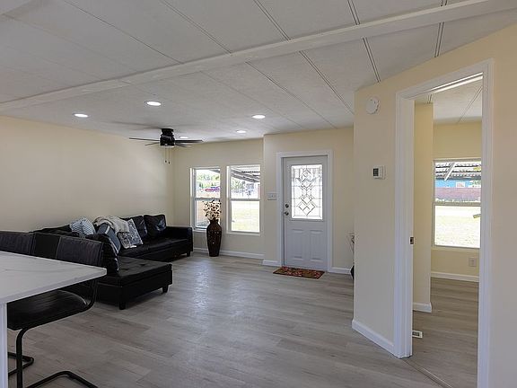 4th image of 307 Dolores Blvd