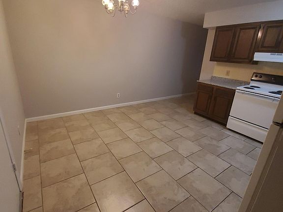 5th image of 2313 W Pecan St