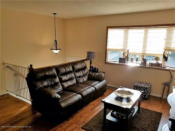 3rd image of 457 Eltingville Blvd