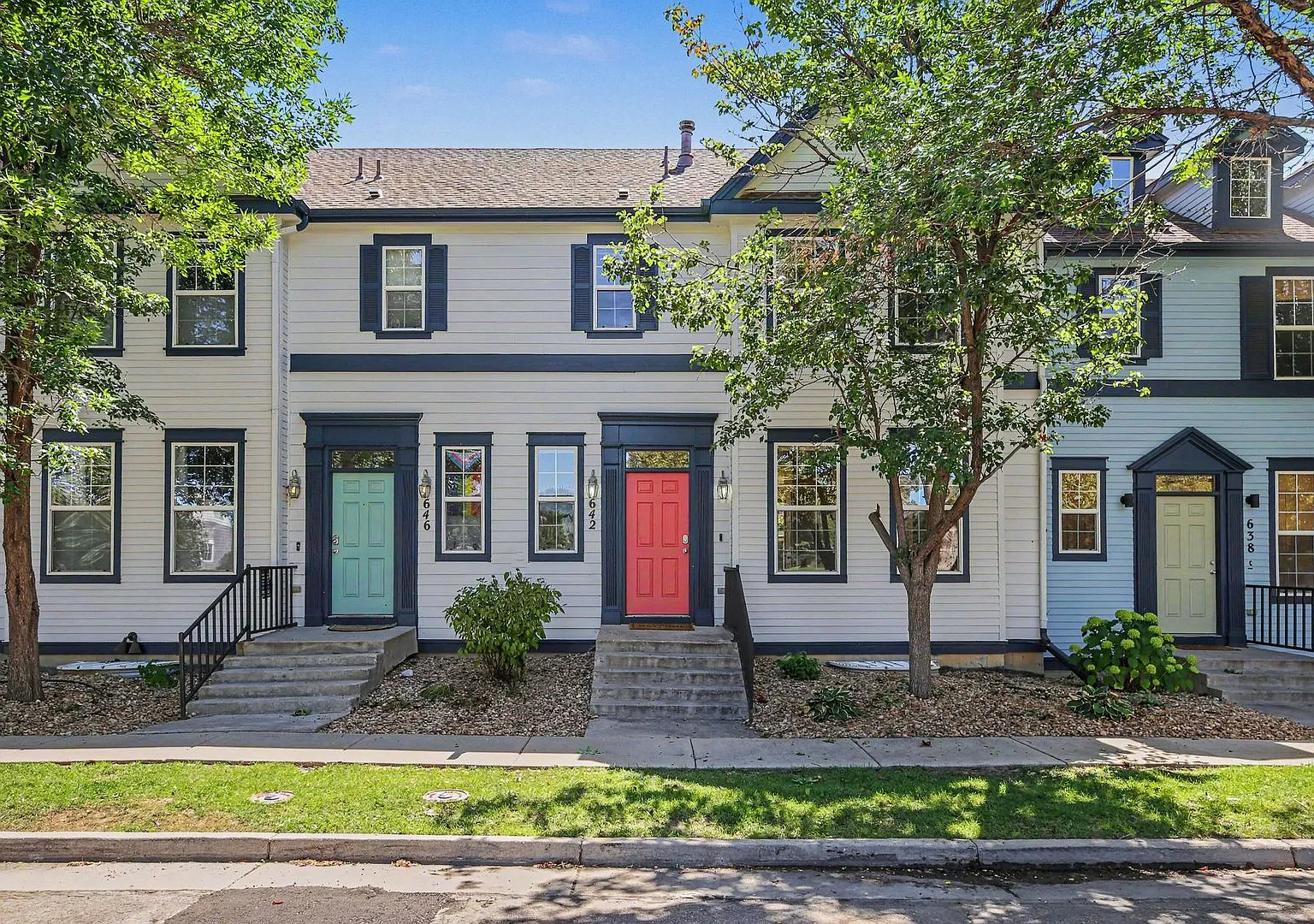 Stunning Lafayette Townhouse - 2 beds and 3 baths - Available NOW! — Photo 1