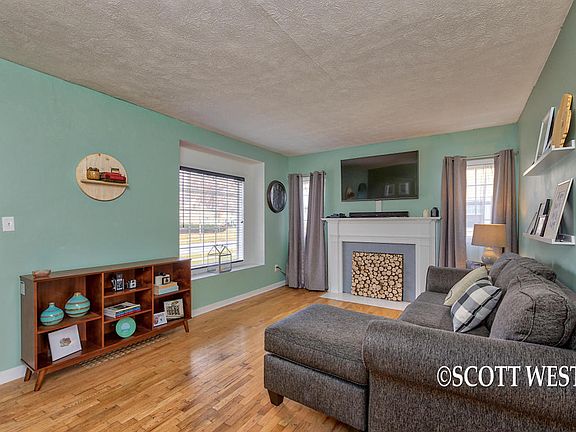 3rd image of 855 Sylvia St NW