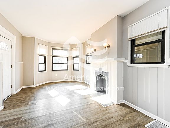 257428_003_living_room_4.jpg