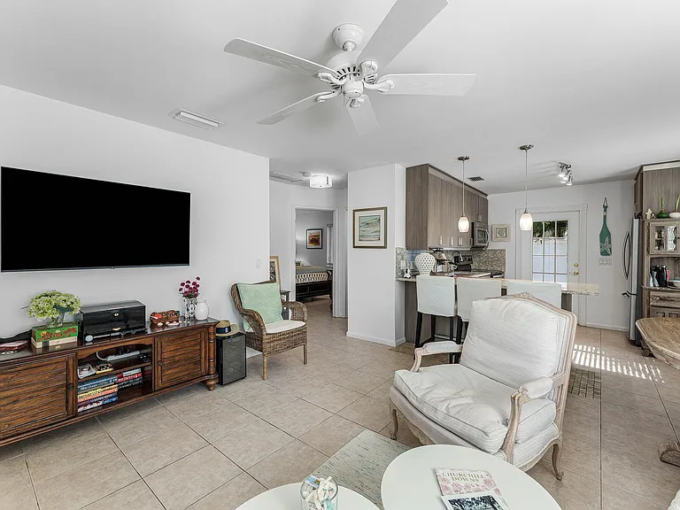 334 NE 7th Ave — Photo 7
