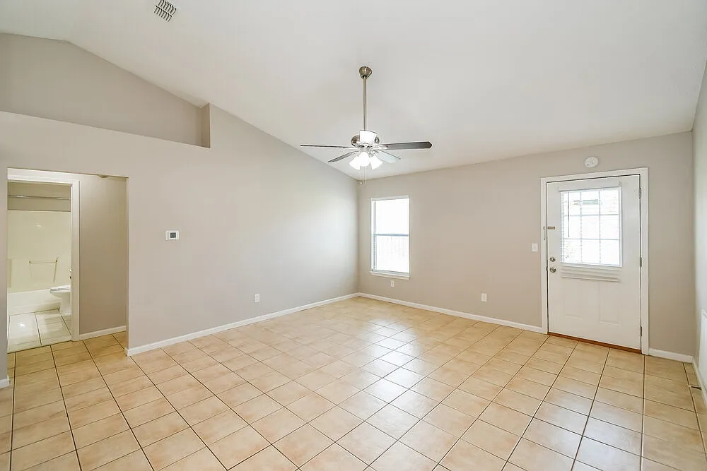 3 bed, 2.0 bath, 1312 sqft, $1,830 — Photo 3