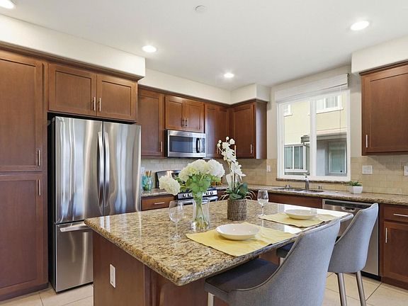 4th image of 272 Currlin Cir