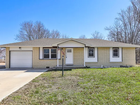 2104 S Village Lane, Bolivar, MO 65613