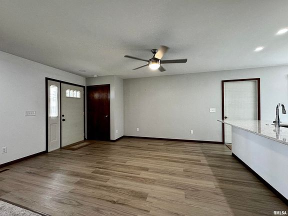 5th image of 301 Evergreen Dr